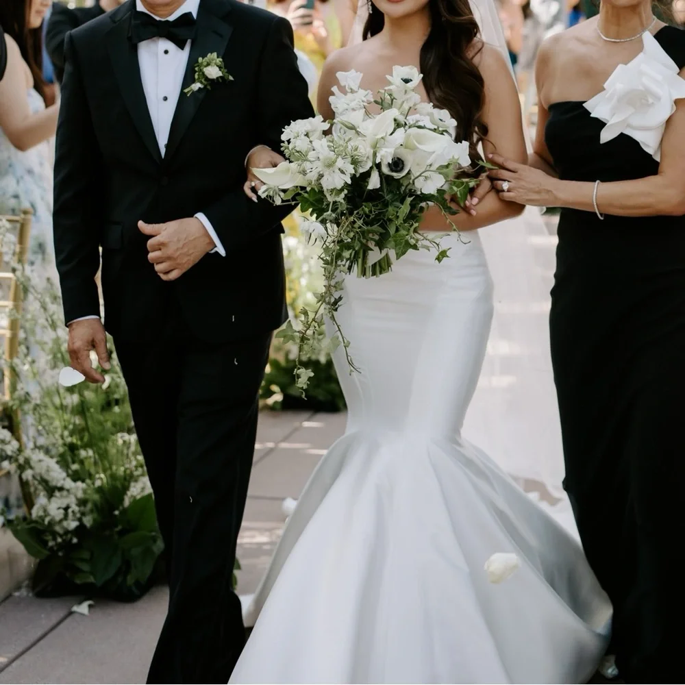 Mermaid style wedding dress in ivory. Size 4. Original price: $3000 - Picture 6 of 7
